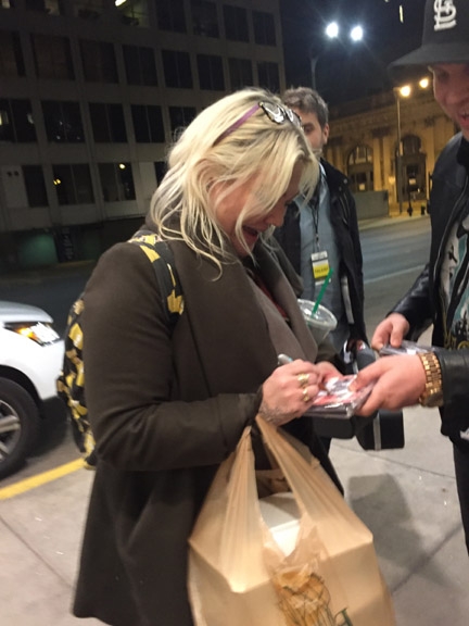 Elle King with RACC Trusted collector Autograph Pros