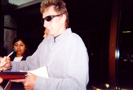 Barry Manilow with RACC Trusted collector Autograph Pros