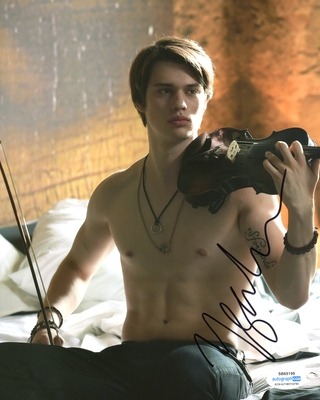 Nicholas Galitzine Autograph Profile by RACC - Nicholas Galitzine ...