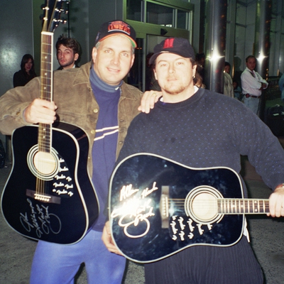 Garth Brooks Autograph Profile
