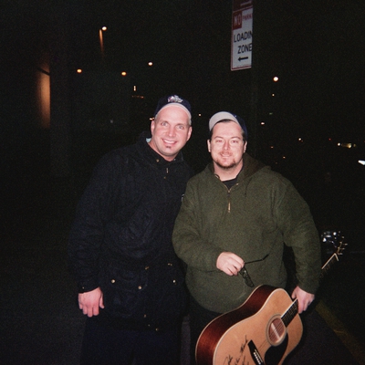 Garth Brooks Autograph Profile