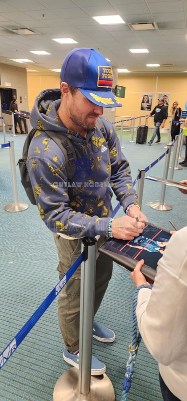 Stephen Amell Proof Signing Photo from RACC Autograph Collector Outlaw Hobbies